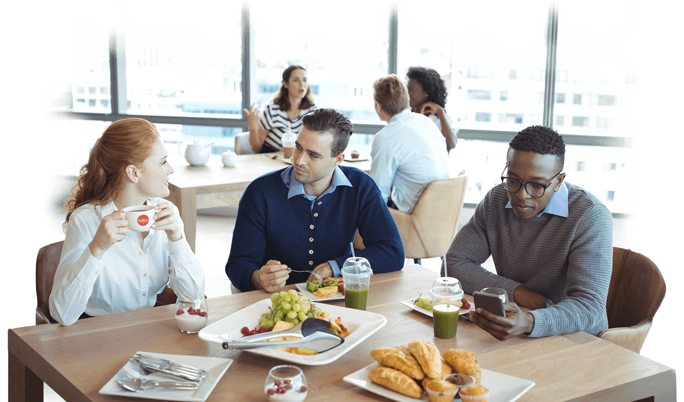 mensen aan een lunchtafel